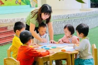 Cô và trò Trường Mầm non Việt Triều Hữu nghị (Hà Nội). Ảnh: ITN