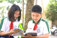 Cha mẹ nên khuyến khích con đặt câu hỏi, trao đổi và cùng trẻ tìm hiểu, thay vì áp đặt nhận thức một chiều. Ảnh minh họa: ITN.