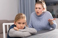 Khoảng cách thế hệ và sự thiếu hiểu biết về tâm lý tuổi dậy thì cũng là nguyên nhân làm gia tăng sự ngăn cách giữa cha mẹ và con cái. Ảnh: ITN.