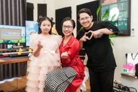 Đội ngũ cộng sự của chị Huỳnh Kim Yến tại phòng thu với ca sĩ nhí thể hiện bài hát. Ảnh: NVCC.