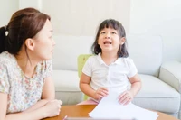 Để dạy trẻ học ngoại ngữ tại nhà, phụ huynh có thể áp dụng đồng thời, kết hợp một hoặc nhiều phương pháp tùy theo sở thích của bé. Ảnh minh họa.