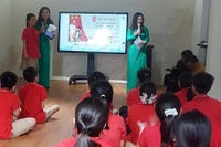Các đội viên Trường Tiểu học Nghĩa Dũng (Ba Đình, Hà Nội) xuất sắc mở ẩn số và đọc vang 5 điều Bác Hồ dạy trong chương trình trải nghiệm di sản Hồ Chí Minh “Bác Hồ trong trái tim em” của Khu Di tích Chủ tịch Hồ Chí Minh tại Phủ Chủ tịch. Ảnh: Bình Thanh.