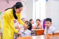 Giáo viên Trường Tiểu học Ngô Quyền (TP Cần Thơ) chào đón học sinh lớp 1. Ảnh: Thành Thật