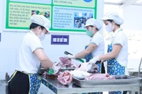 Nhân viên nuôi dưỡng đang làm việc tại Trường Mầm non An Khánh B (An Khánh, Hà Nội). Ảnh: Đình Tuệ