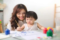 Lúc nhỏ tuổi, các bé thường chưa có khả năng diễn đạt gãy gọn. Ảnh minh họa.