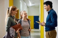 Nếu trẻ chuyển cấp cùng bạn cũ, gia đình có thể tạo điều kiện để các em duy trì kết nối trong kỳ nghỉ hè. Ảnh: INT.