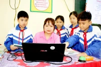 Cô và trò Trường Tiểu học Thanh Ninh (xã Kha Sơn, Thái Nguyên) hào hứng tìm hiểu công nghệ số.