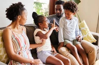 Việc chú trọng giảm căng thẳng và chăm sóc cảm xúc cho trẻ cũng là điều rất cần thiết. Ảnh: INT.