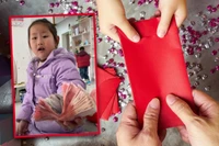 Bé gái 7 tuổi tặng toàn bộ số tiền mừng tuổi cho mẹ như một lời cảm ơn. Ảnh: SCMP.