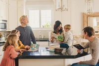 Một trong những cách đơn giản nhưng hiệu quả nhất để giới thiệu lịch sử cho trẻ là đi bộ khám phá cộng đồng. Ảnh: INT.