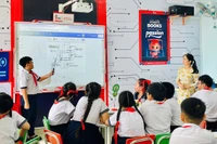 Giáo viên Trường Tiểu học Thuận Kiều (phường Đông Hưng Thuận, TPHCM) trong giờ lên lớp. Ảnh: Minh Anh