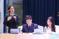 Sinh viên Trường Đại học Luật TPHCM tranh luận tại Cuộc thi Phiên tòa giả định VMoot cấp quốc gia năm 2025. Ảnh: HCMULAW
