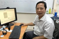 PGS.TS Đinh Điền bên sản phẩm ứng dụng AI chuyển chữ Nôm sang chữ Quốc ngữ do ông và các cộng sự nghiên cứu. Ảnh: Hà An