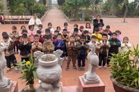 Trẻ tham gia hoạt động đi lễ đầu năm. Ảnh: Trường Mầm non Trung Kênh.