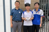 Nhóm nghiên cứu và giảng viên hướng dẫn. Ảnh: Hà An