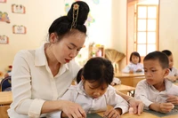 Cô trò Trường Tiểu học Chiềng Nơi (Sơn La). Ảnh: Báo Sơn La
