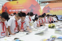 Học sinh tại Hà Nội tham quan triển lãm sách giáo khoa năm 2022. Ảnh minh họa: INT