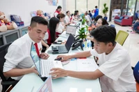 Học sinh THPT tìm hiểu thông tin tại Trường Đại học Kinh tế - Tài chính TPHCM. Ảnh: UEF