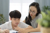 Áp lực điểm số và kỳ vọng thành tích khiến không ít trẻ em bước vào việc học trong trạng thái mệt mỏi kéo dài.