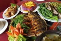 Món Pa Pỉnh Tộp phải ăn nóng với nước chấm chẩm chéo, kèm thêm một ít rau gia vị như rau mùi, ớt mới. Ảnh: Vietnamnet