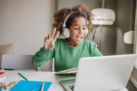 Trẻ em cần được tiếp xúc với ngoại ngữ trong suốt các hoạt động hằng ngày. Ảnh: INT.
