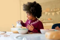 Cha mẹ hãy dạy và cùng làm một vài lần, rồi lùi lại để con tự làm. Ảnh: INT.