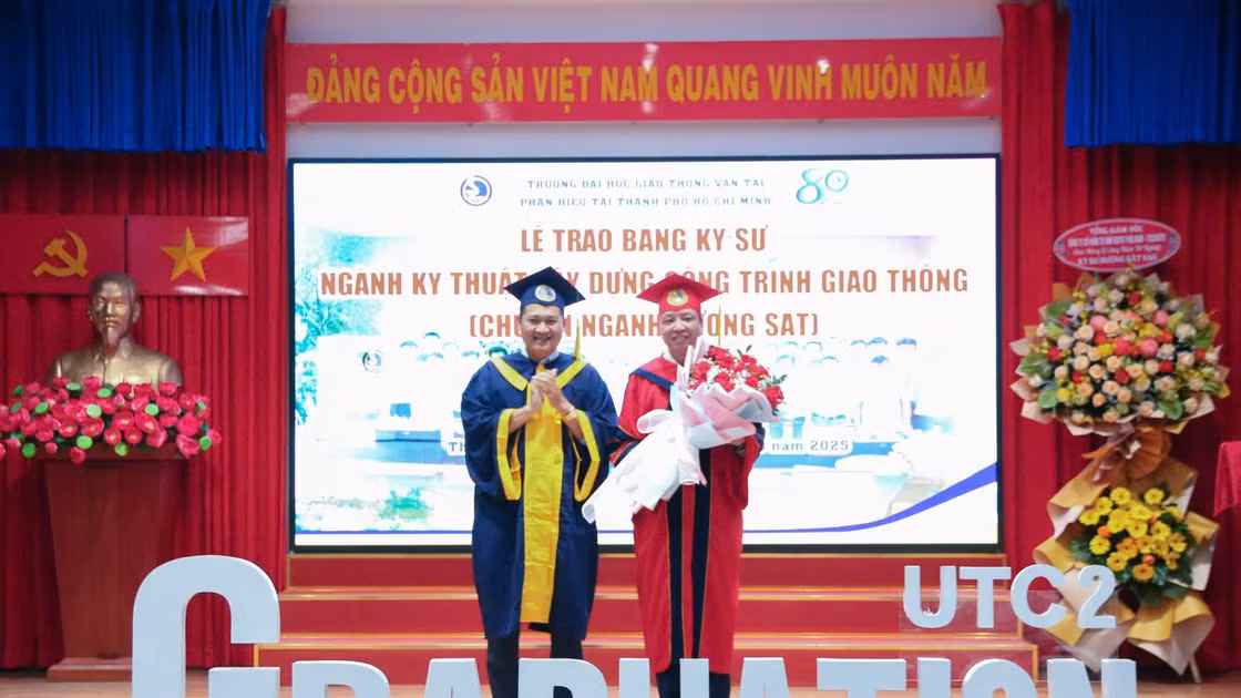 Lễ trao bằng kỹ sư ngành Kỹ thuật xây dựng công trình giao thông (chuyên ngành Đường sắt) tại Phân hiệu Trường Đại học Giao thông vận tải tại TPHCM. Ảnh: UTC2.