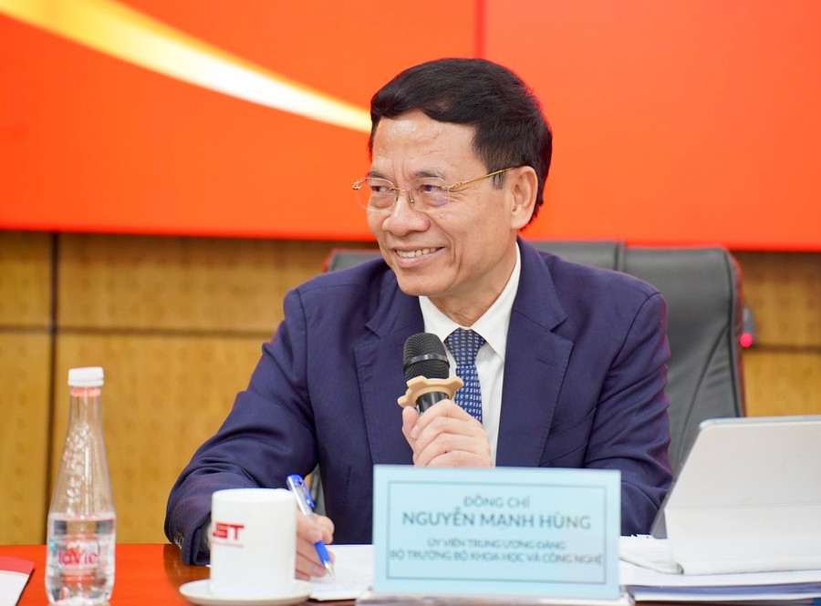 Bộ trưởng Bộ Khoa học và Công nghệ Nguyễn Mạnh Hùng trao đổi với các giảng viên, nhà khoa học. 1ivalsv68-609iru.jpg