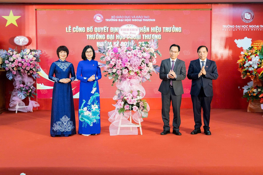 Thay mặt lãnh đạo Bộ GD&ĐT, Thứ trưởng Hoàng Minh Sơn gửi lẵng hoa chúc mừng PGS.TS Phạm Thu Hương và tập thể Trường Đại học Ngoại thương. img-1321.jpg