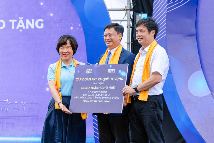 Ông Nguyễn Văn Khoa, Tổng Giám đốc Tập đoàn FPT, và bà Nguyễn Xuân Tú, Giám đốc điều hành Quỹ Hy vọng, trao quà tặng cho lãnh đạo UBND TP.Huế img-2361.jpg