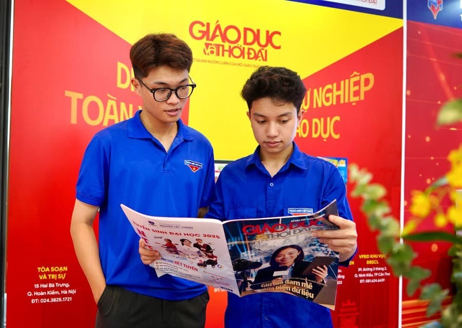 Nhiều bạn trẻ quan tâm tới các ấn phẩm của Báo Giáo dục và Thời đại. img-1220.jpg