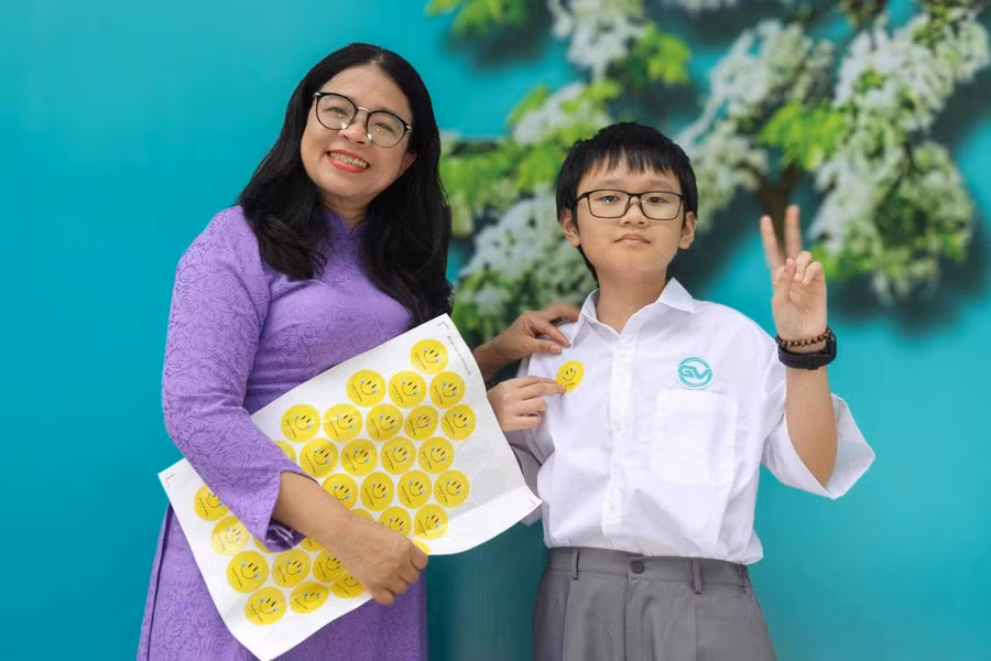 Cô trò rạng rỡ đón chào năm học mới.