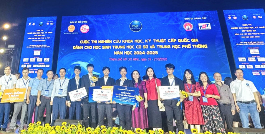 Thứ trưởng Phạm Ngọc Thưởng chụp ảnh với đoàn cán bộ lãnh đạo Sở GD&ĐT, giáo viên và học sinh Quảng Trị.