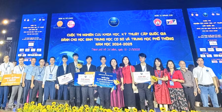 Thứ trưởng Phạm Ngọc Thưởng chụp ảnh với đoàn cán bộ lãnh đạo Sở GD&ĐT, giáo viên và học sinh Quảng Trị.