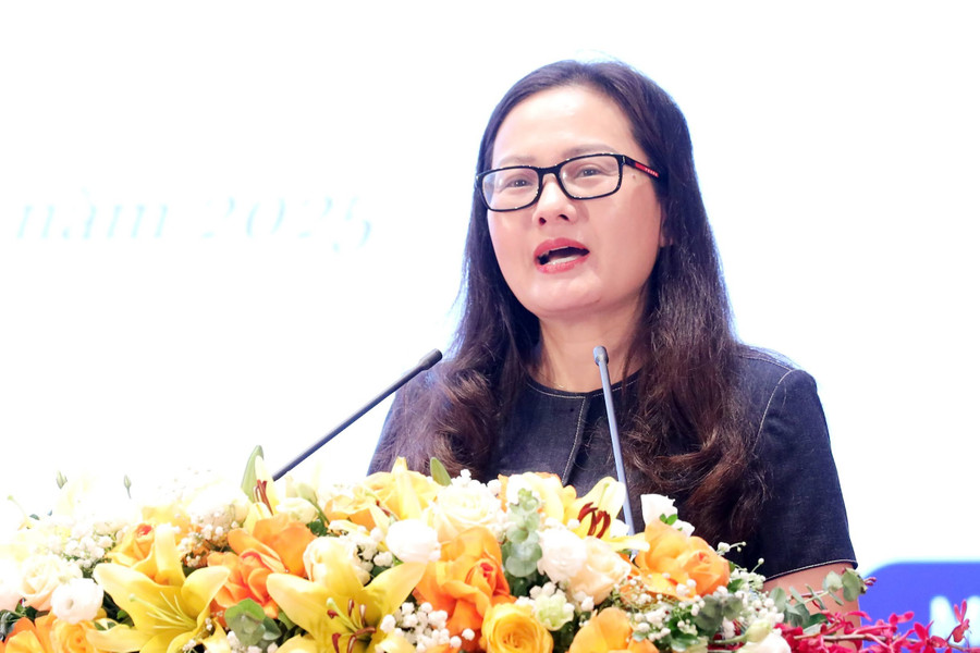 Bà Mai Thị Anh, Vụ trưởng Vụ Pháp chế báo cáo tại hội nghị.