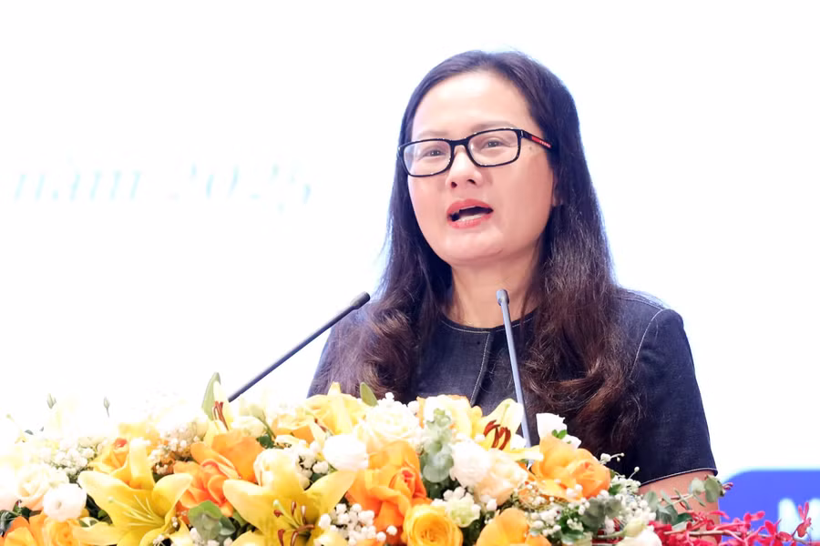 Bà Mai Thị Anh, Vụ trưởng Vụ Pháp chế báo cáo tại hội nghị.