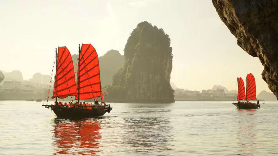 Thuyền ba vách cánh buồm đỏ là trải nghiệm thú vị cho du khách đến với Quảng Ninh.