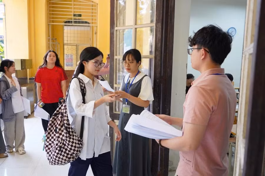 Thí sinh đến làm thủ tục dự thi tốt nghiệp THPT năm 2025 - chiều 25/6.