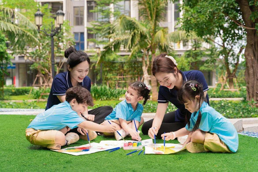 Hoạt động học tập và khám phá ngoài trời mang lại nhiều trải nghiệm thú vị cho các bạn nhỏ tại Happy Cloud Preschool.