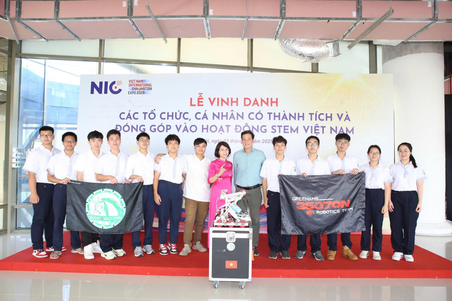 Thầy trò Trường THPT chuyên Hà Nội - Amsterdam tại lễ vinh danh. img-2885.jpg