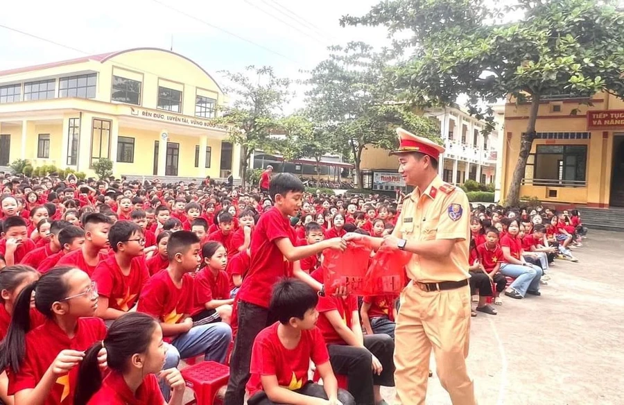 Lực lượng CSGT tuyên truyền phổ biến pháp luật về ATGT, ANTT cho học sinh trên địa bàn tỉnh Yên Bái.