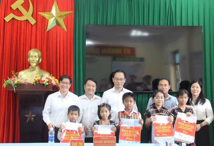 Bộ trưởng Hoàng Minh Sơn tặng quà cho 5 học sinh có hoàn cảnh khó khăn, vượt khó vươn lên trong học tập. 
