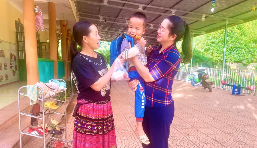 Cô Nguyễn Hải Nhung, Hiệu trưởng trường Mầm non Ta Ma đón trẻ tới trường.