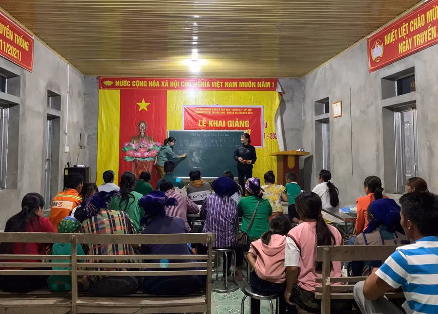 Hình ảnh lớp học xóa mù chữ cho người dân vùng cao ở xã Dào San, tỉnh Lai Châu. Ảnh: NVCC.