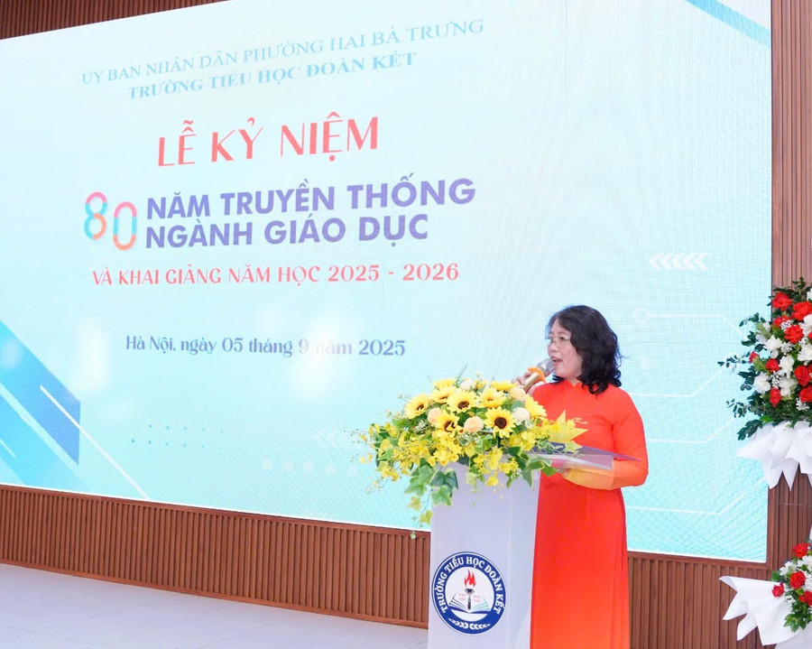 Cô Nguyễn Ngọc Thuý - Hiệu trưởng Trường Tiểu học Đoàn Kết phát biểu tại Lễ khai giảng. img-2528.jpg