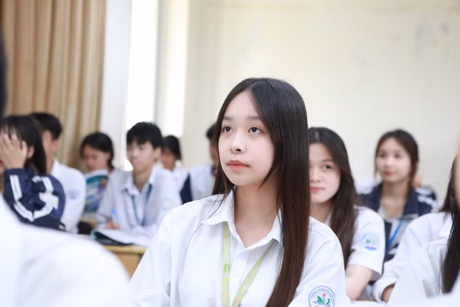 Học sinh Trường THPT Hoài Đức C, Hà Nội trong một giờ học trên lớp.