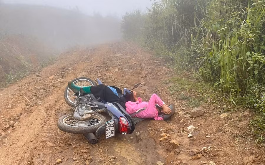 Cô giáo Cà Thị Phương (Trường Mầm non Tìa Dình) trên đường vào bản Va B dạy học.