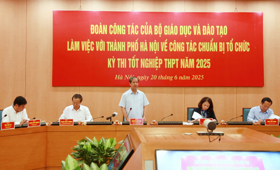 Quang cảnh buổi làm việc.