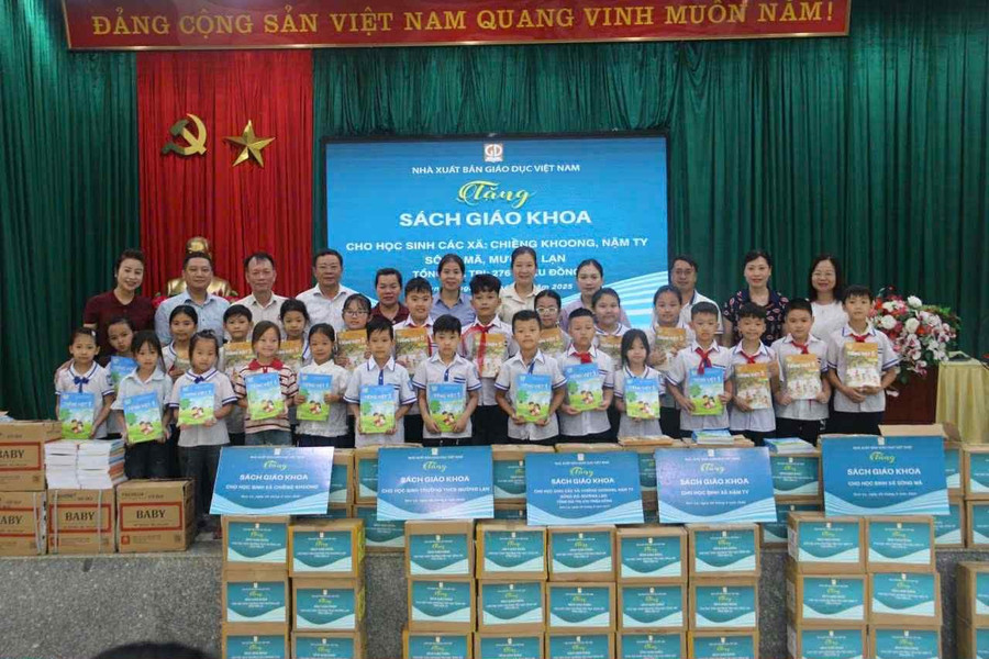 Đoàn công tác Nhà xuất bản Giáo dục Việt Nam trao tặng sách giáo khoa cho học sinh Trường Tiểu học Sông Mã.