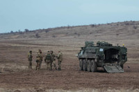 Lính dù Lviv trình làng xe bọc thép chở quân Stryker